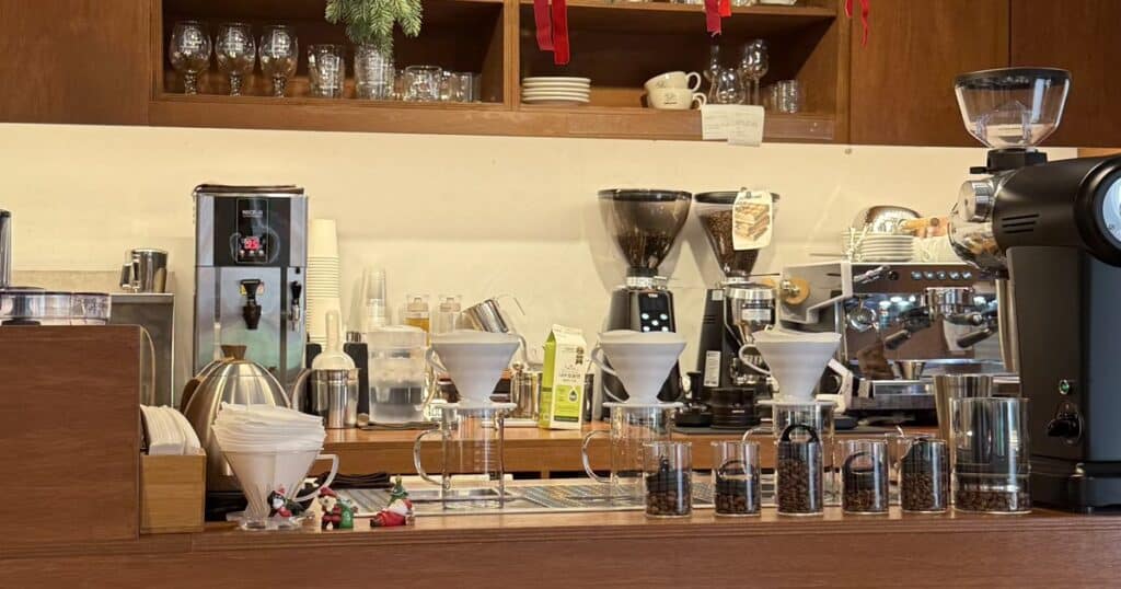안암 카페 인테리어의 핵심인 전문적인 드립 커피 추출 도구 진열대