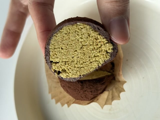 안암두쫀쿠 맛집의 시그니처 메뉴인 피스타치오와 초코 마시멜로우 쿠키 단면