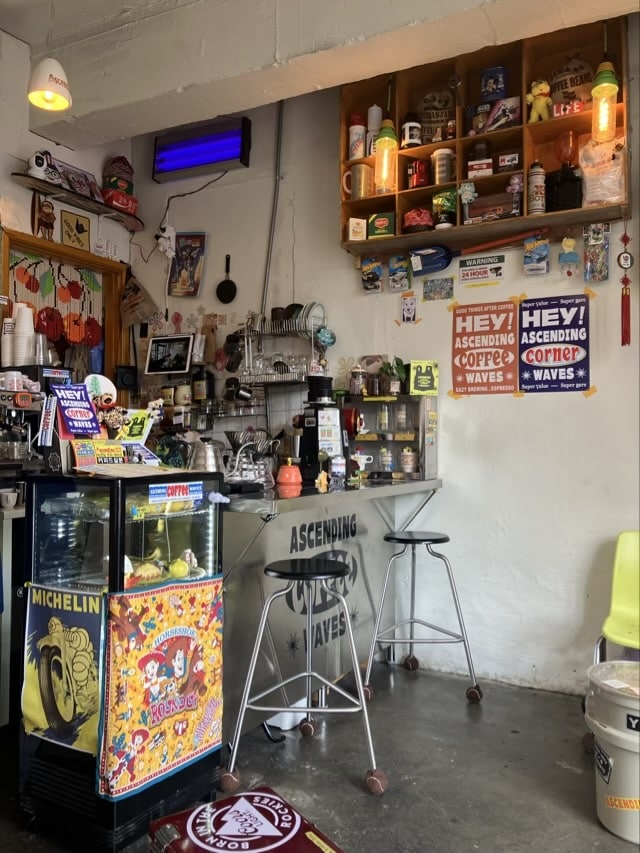 캠핑 소품과 빈티지 굿즈가 가득한 고대 카페 카운터 및 바 테이블