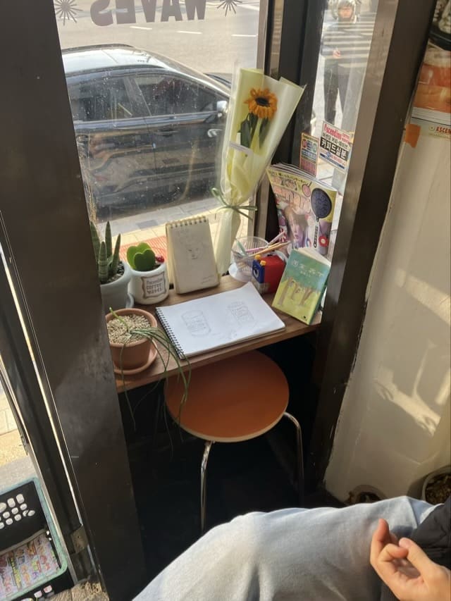 안암동 빈티지 카페의 아늑한 창가 1인석 좌석과 해바라기 소품