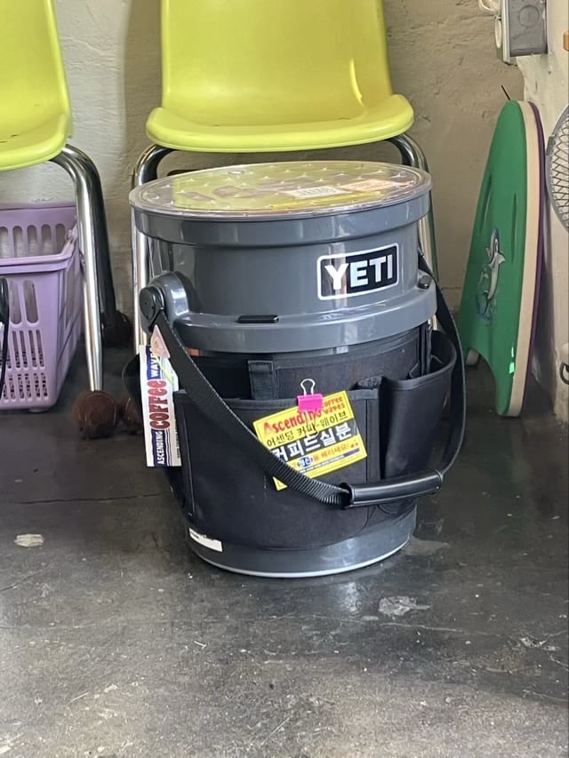 테이블 대용으로 사용되는 예티(YETI) 캠핑 소품 상세 컷