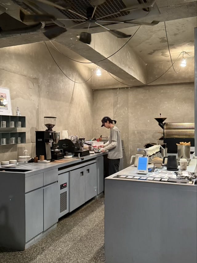 성수동 카페 브루잉 세레모니의 오픈 바와 바리스타 작업 공간