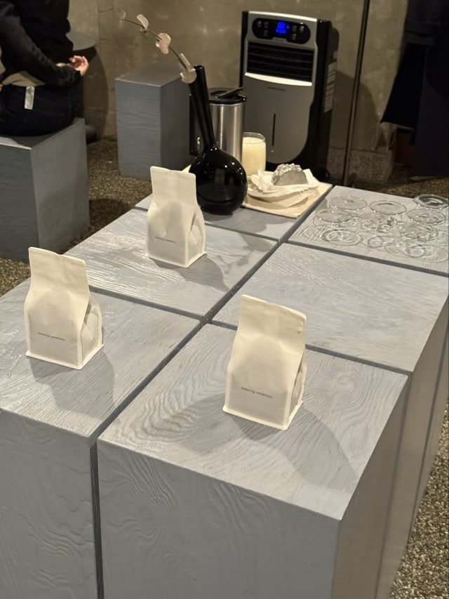 브루잉 세레모니의 원두 패키지와 모던한 실내 소품