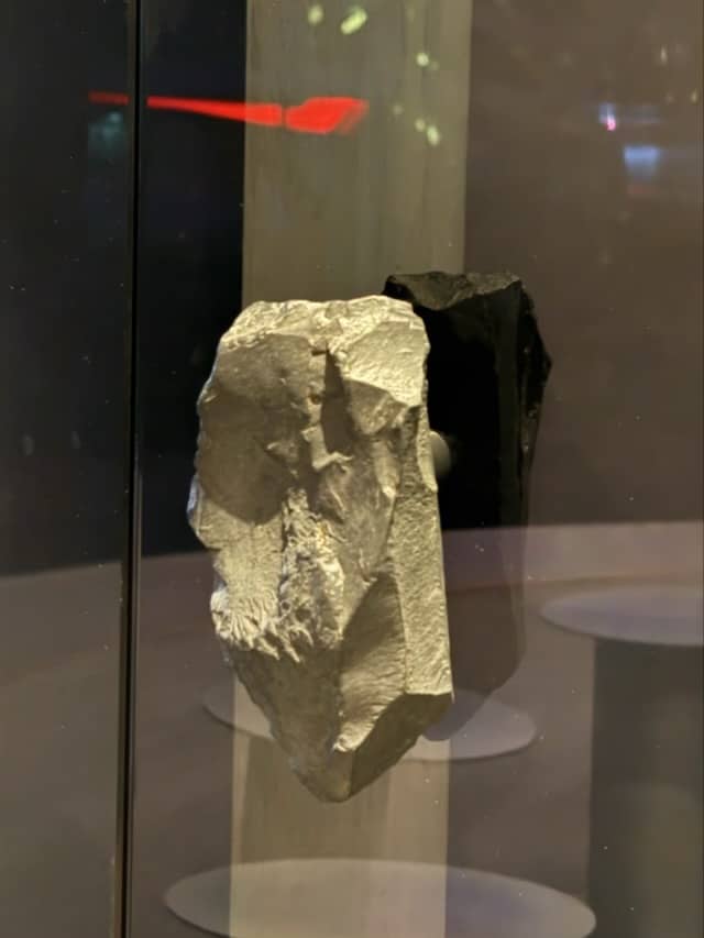 바위 덩어리 질감을 살린 독특한 출입문 손잡이