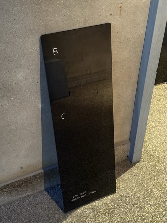 미니멀한 디자인의 브루잉 세레모니 블랙 입간판