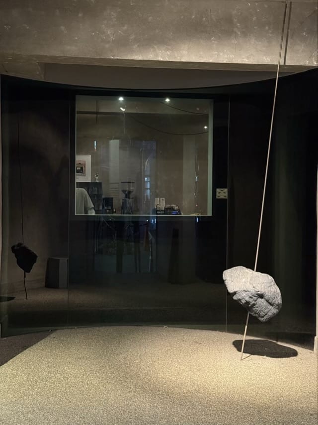 실에 매달린 커다란 바위가 인상적인 성수동 인테리어 카페 내부