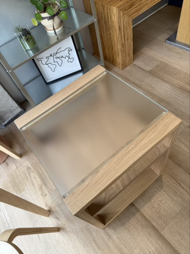 목재 프레임과 불투명 유리가 조화된 dprt 디자인 테이블