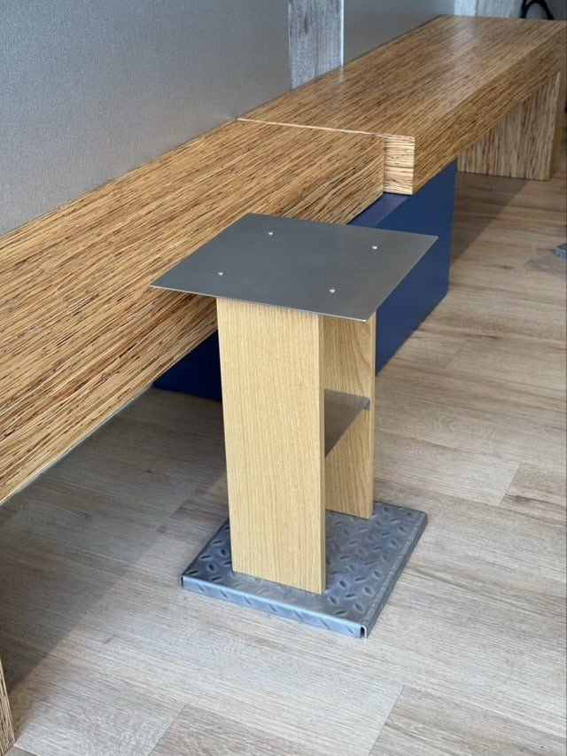 금속 상판과 목재 다리가 결합된 dprt 카페 전용 제작 스툴