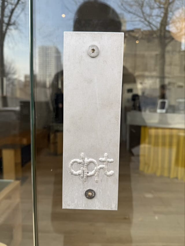 금속판 위에 용접으로 섬세하게 새겨진 dprt 로고 문 손잡이 디테일