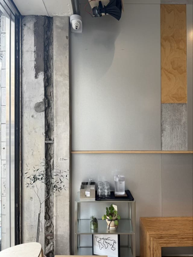 스테인리스와 목재 판재로 분할 마감된 dprt 카페의 감각적인 벽면