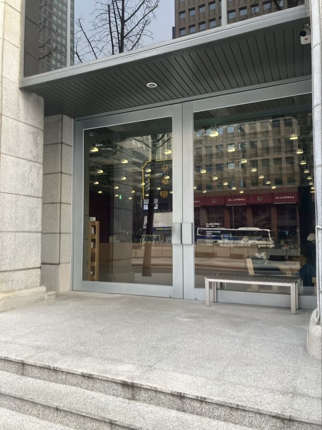 청계천 카페 펠트 입구의 거대한 유리문과 모던한 외관
