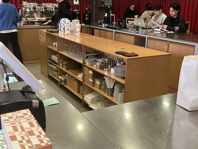 효율적인 바리스타 동선이 돋보이는 청계천 카페 펠트의 내부 아일랜드