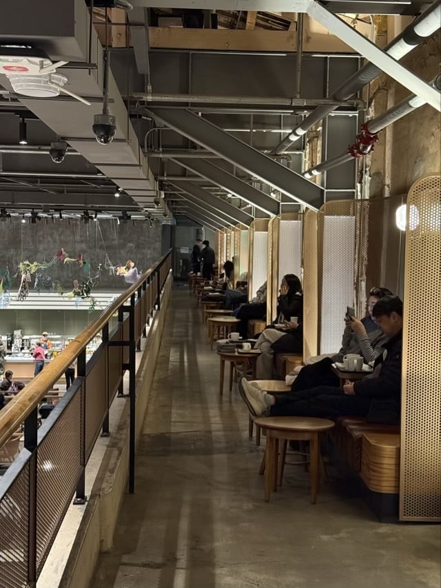 경동시장 스타벅스 인테리어 측면 개별 좌석과 인더스트리얼한 금속 구조물