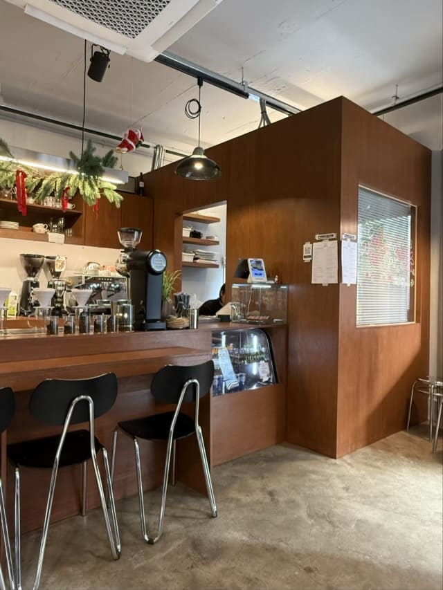 합판으로 마감된 안암 핸섬로스팅카페 인테리어 카운터와 내부 공간