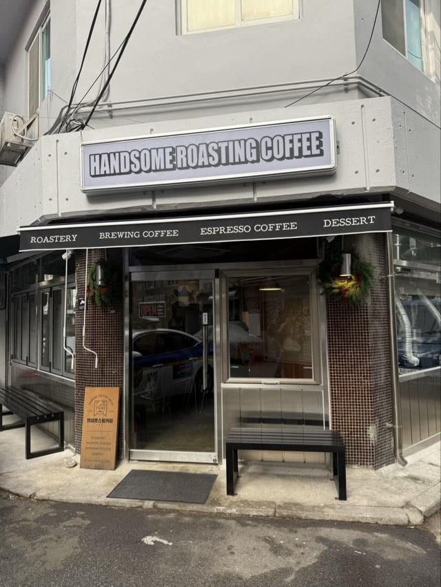 안암두쫀쿠 맛집 핸섬로스팅카페의 깔끔한 외부 전경과 벤치 좌석