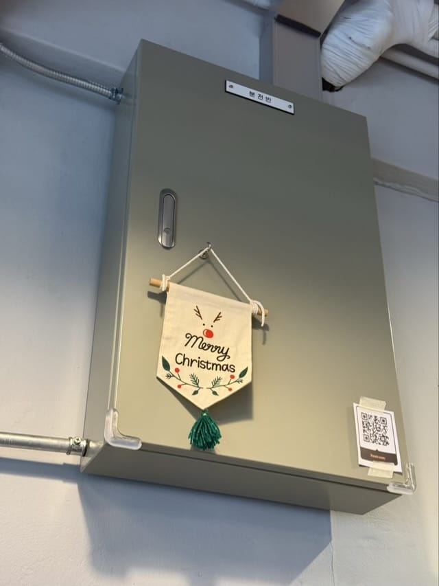 안암 핸섬로스팅카페 인테리어의 귀여운 크리스마스 장식과 배전반