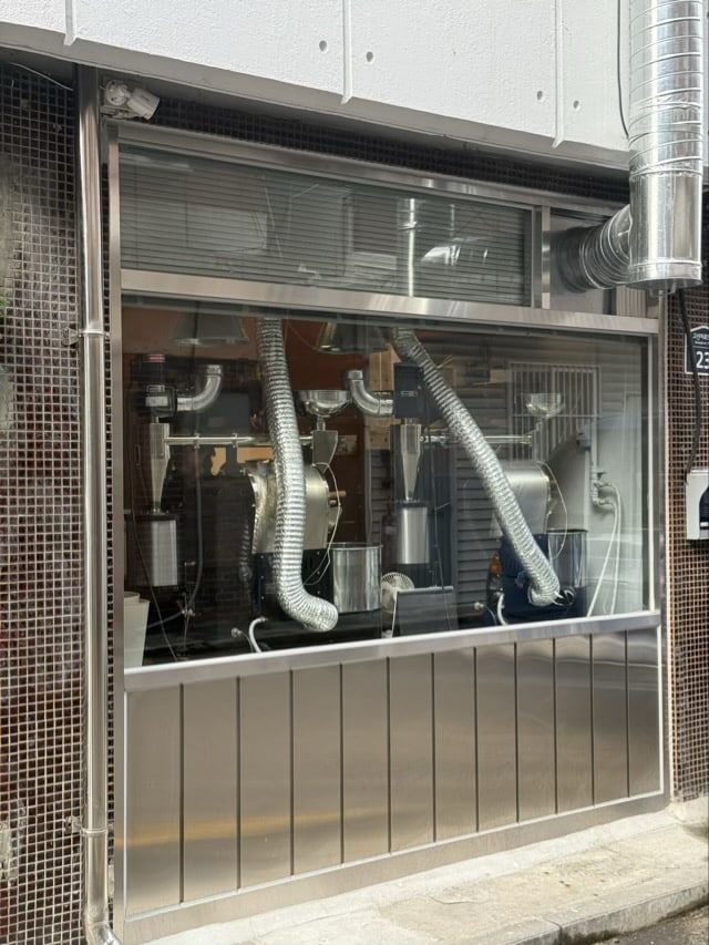 외부에서 보이는 로스팅 기계가 특징인 안암 핸섬로스팅카페 파사드