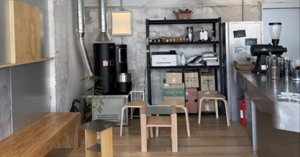 dprt 카페 내부의 로스팅 기계와 스테인리스 선반 수납 공간