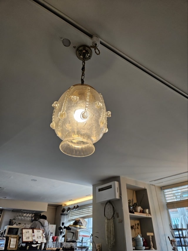 성북동 카페 케이드 내부의 앤틱한 유리 펜던트 조명