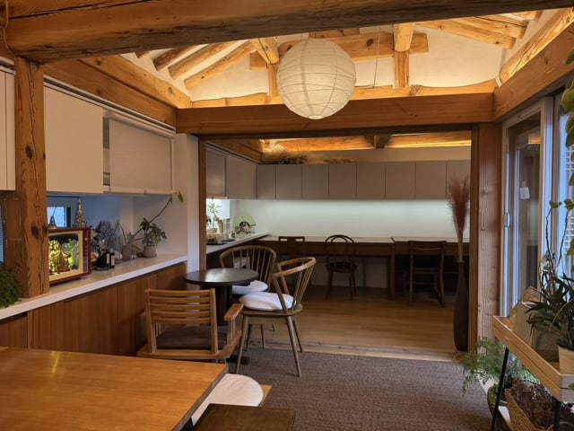 노출 서까래와 간접 조명이 조화로운 성북동 카페 케이드 2층 내부