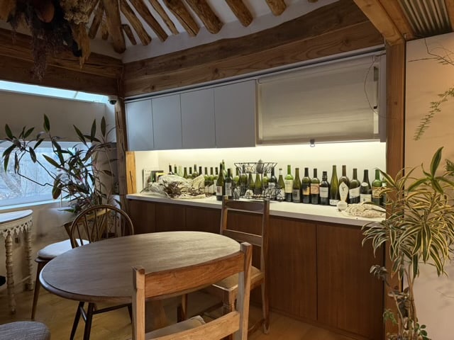 와인잔과 유리병이 진열된 원목 수납장과 한옥카페인테리어 가구