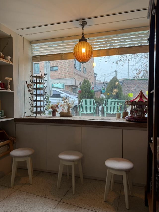 고재 테이블 상판과 창 밖 성북동 풍경이 어우러진 한옥리모델링 공간