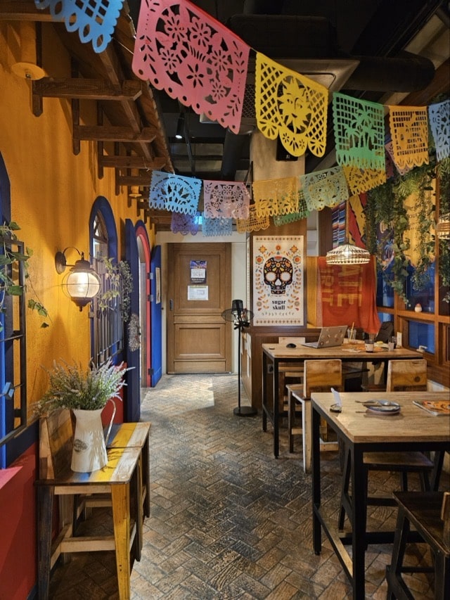 알록달록한 파펠 피카도 종이 장식이 가득한 슈가스컬 내부 멕시칸 인테리어