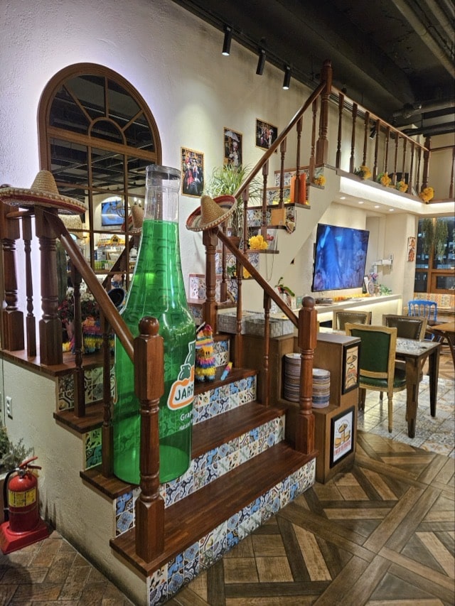 화려한 문양 타일과 솜브레로 모자로 장식된 종로슈가스컬인테리어 계단