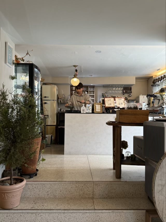 성북동 카페 케이드 1층 카운터와 단차를 이용한 내부 인테리어