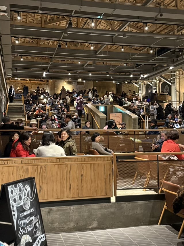 폐극장을 리모델링한 경동시장 스타벅스의 웅장한 계단식 내부 전경