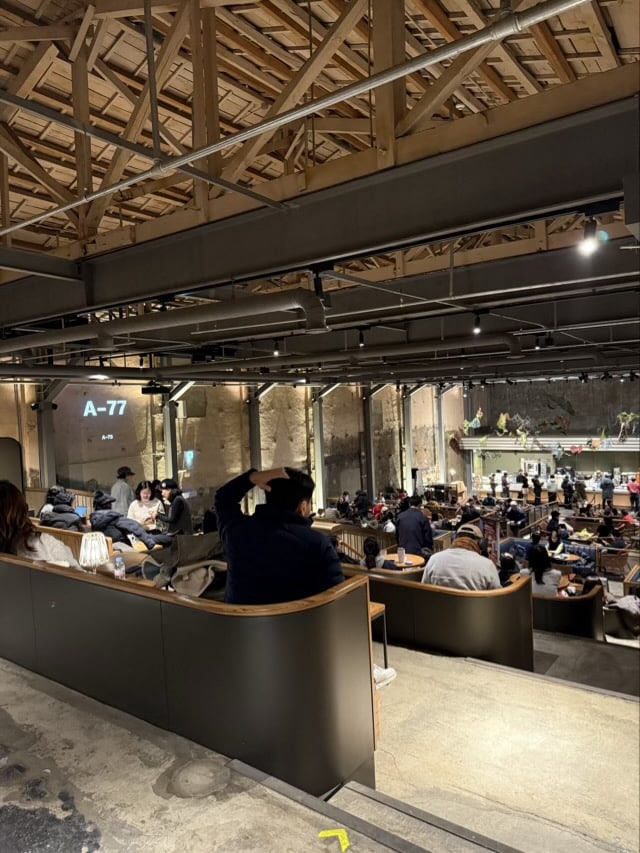 위에서 내려다본 경동시장 스타벅스 리모델링 극장식 좌석 배치와 조명 연출