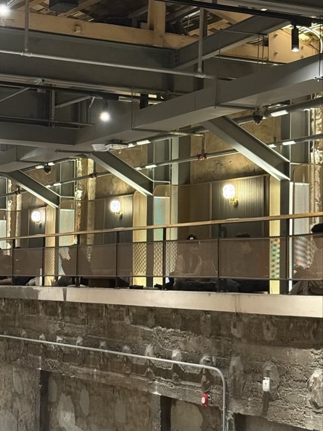 경동시장 스타벅스 인테리어 벽면 조명과 노출 콘크리트의 빈티지한 조화