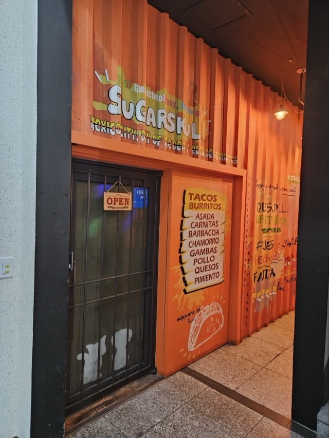 종로멕시코음식 전문점 슈가스컬의 주황색 컨테이너 스타일 입구 디자인