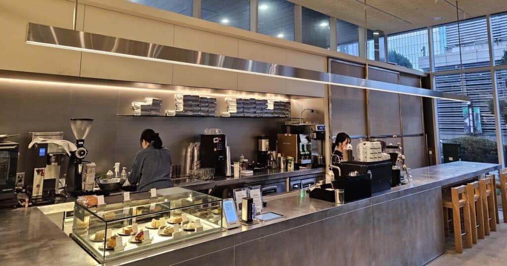 바리스타 공간의 효율적인 장비 배치와 상단 스테인리스 선반